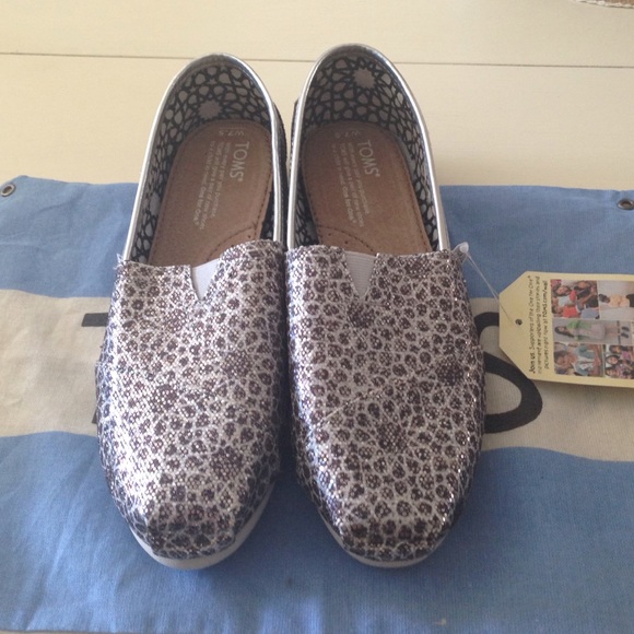 Nwt TOMS Moroccan glitter shoes.