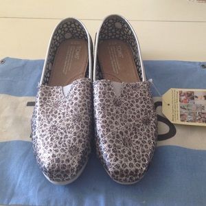 Nwt TOMS Moroccan glitter shoes.