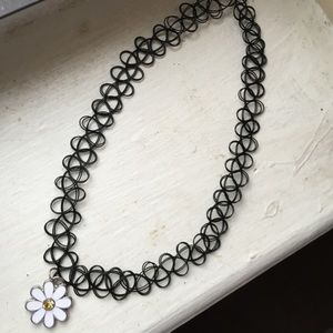 Daisy choker