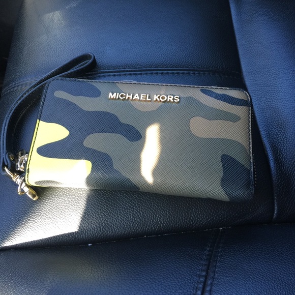 100% Authentic Cellphone Wallet Camo Wrislet