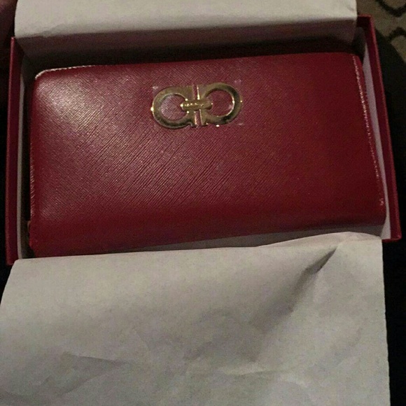 😍 Quick sale 😍Brand new in box Ferragamo wallet