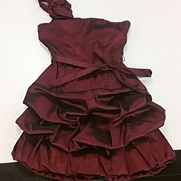 Red dress - Picture 2 of 2