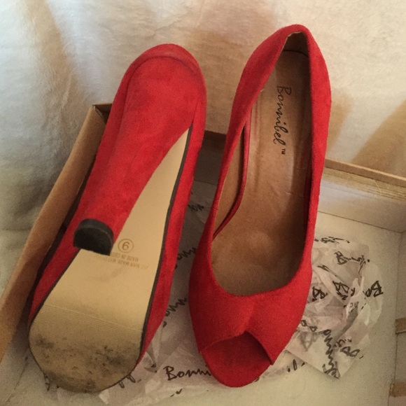 Red Pumps - image 2