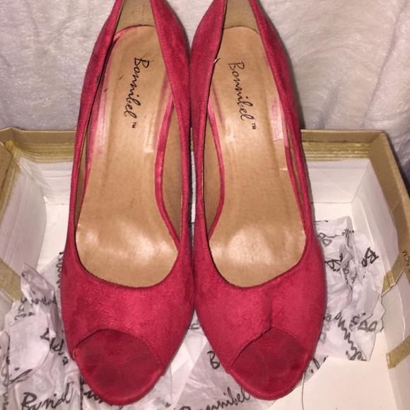 Red Pumps - image 3