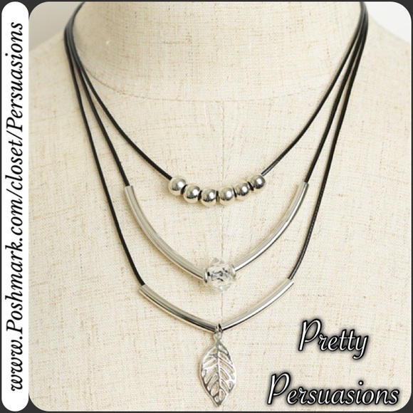 SOLD 🌻 NWT Multi Layered Feather Pendent Necklace - Picture 2 of 2