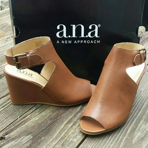 Flash sale Wedge booties