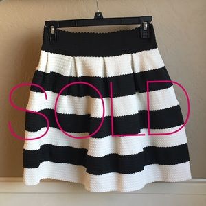 Like new black and white bubble skirt