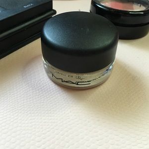 MAC PRO LONGWEAR PAINT POT in Soft Ochre