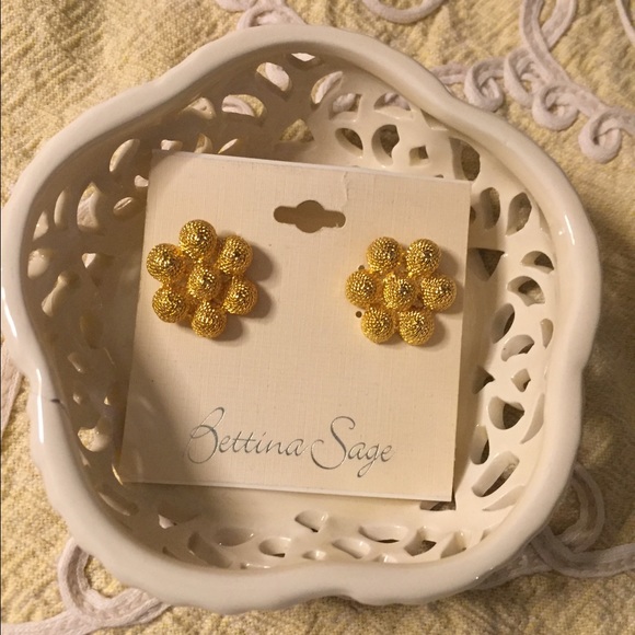 💥3/$13.00 💥VTG:floral  gold tone earring.Bundle