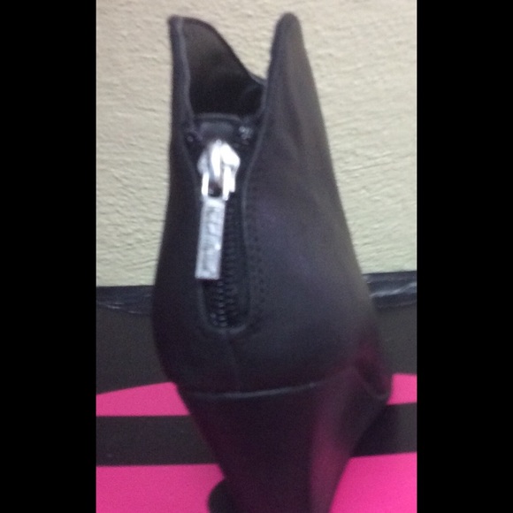 Boots - Picture 3 of 3