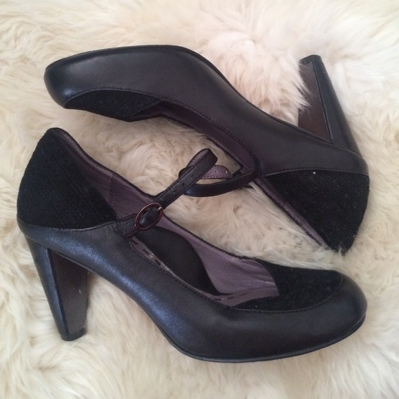 Taryn Rose black pumps