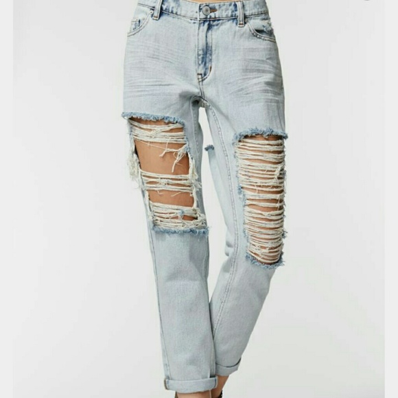 Light wash destroyed jeans