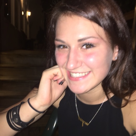 Meet your Posher, Mckenzie - Picture 1 of 1