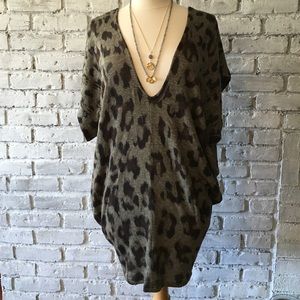 Enti Low V in from and back animal print knit