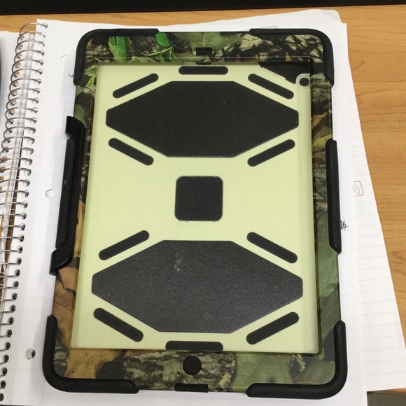 🎉SALE🎉 iPad Air Case Camo