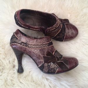 Bobbi Blu ankle pumps