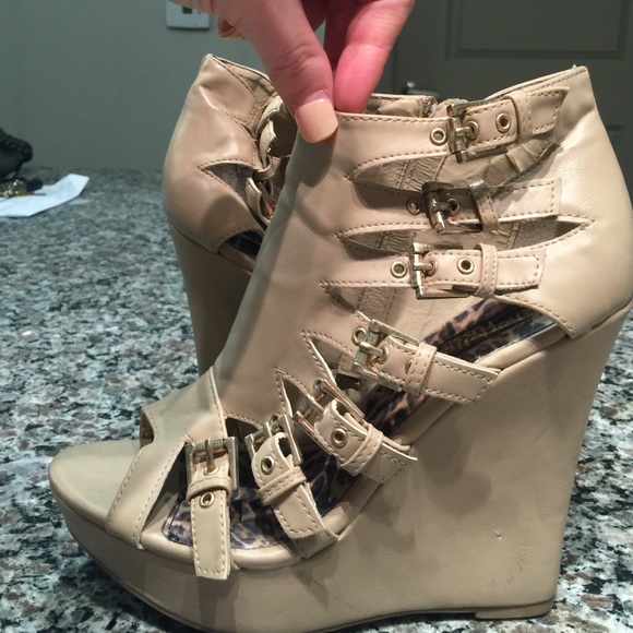 Buckle wedges