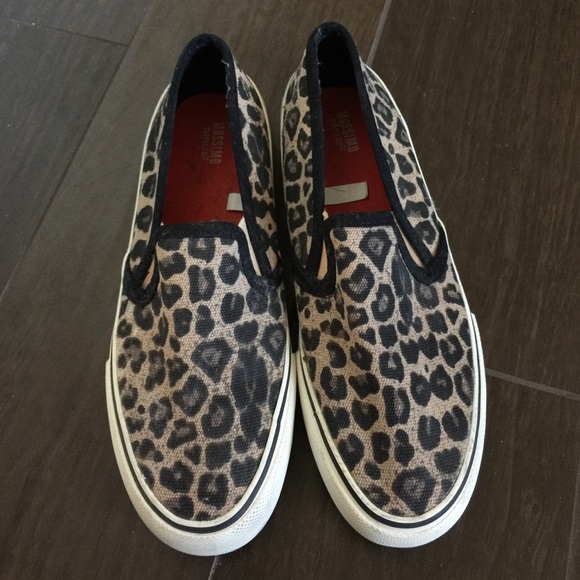 Leopard slipons
