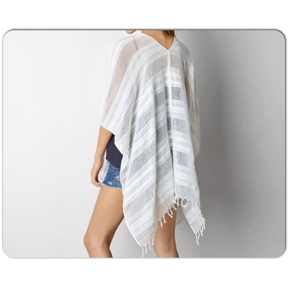 👒Fringe Poncho👒 - Picture 2 of 2