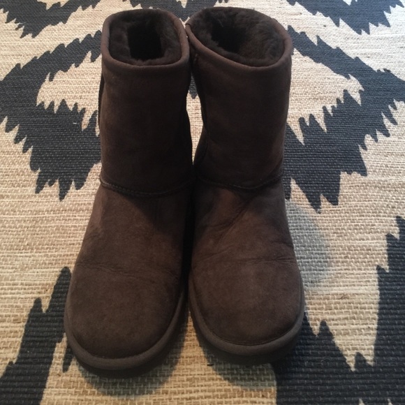 NWOT Classic women's uggs - Picture 1 of 4