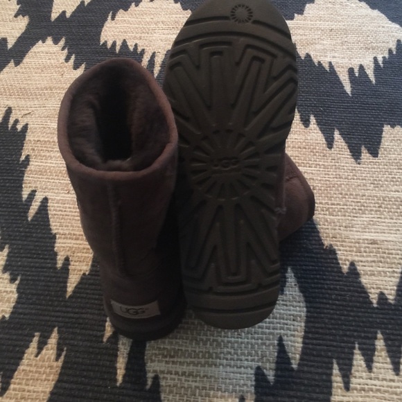 NWOT Classic women's uggs - Picture 4 of 4