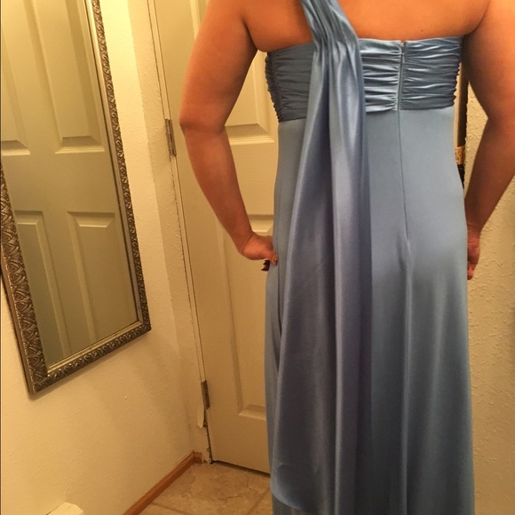Long blue prom dress. One shoulder. Medium size.