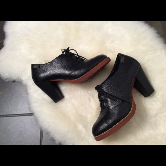 Bass leather heeled oxfords