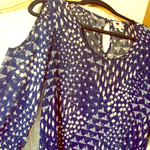 one clothing Tops - Sexy Shoulder Cutout • Cute Print Top • Cream Navy