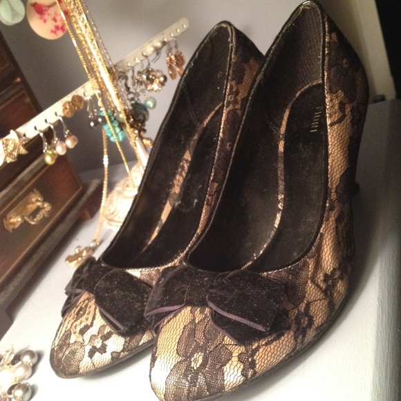 EUC Black & Champange lace pumps - Picture 2 of 4