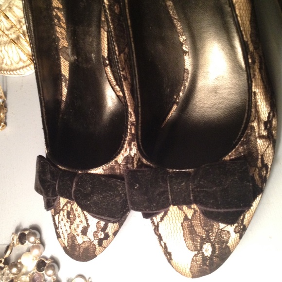 EUC Black & Champange lace pumps - Picture 4 of 4