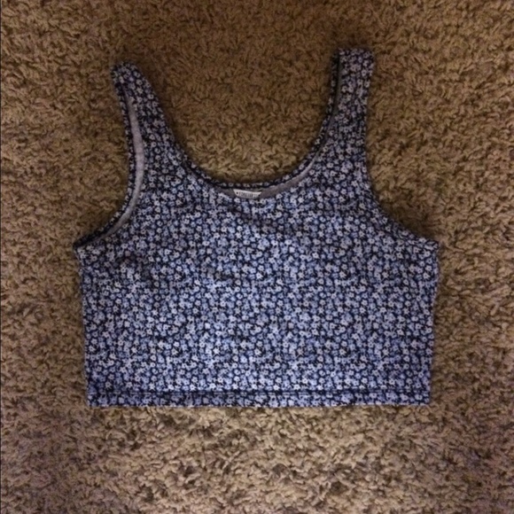Floral crop top Size Large (fits semi-loose for XS