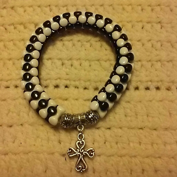 Black/white stretch bracelet with cross charm - Picture 1 of 1