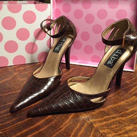 Alligator print heel