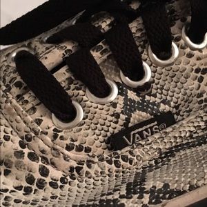 Vans authentic white snake skin 🐍