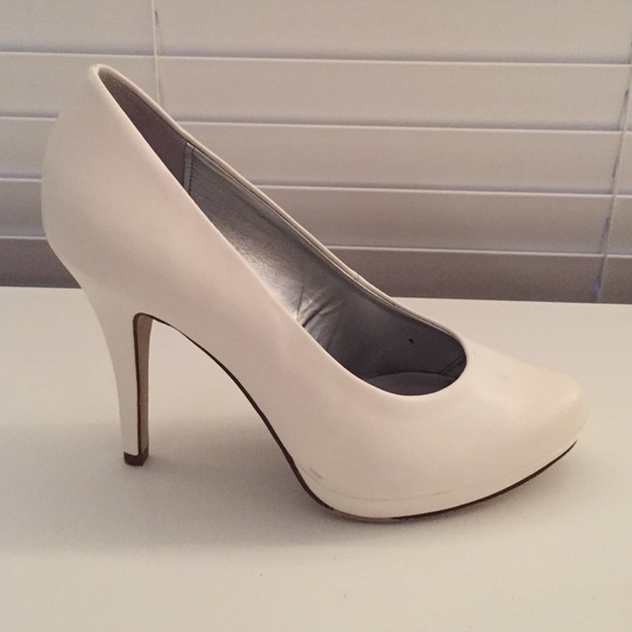 White pumps size 8