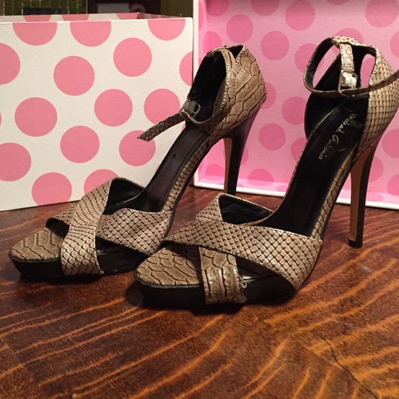 Snakeskin heel