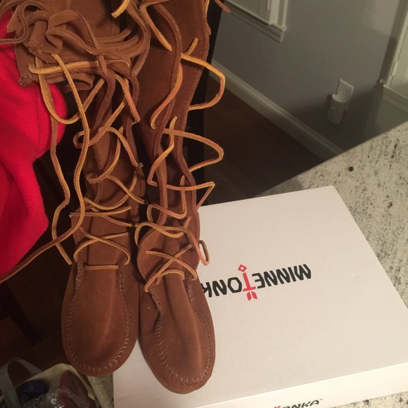 Minnetonka fringe tie up boots - Picture 2 of 2