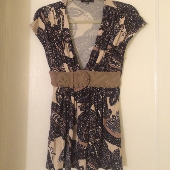 Belted low-cut top