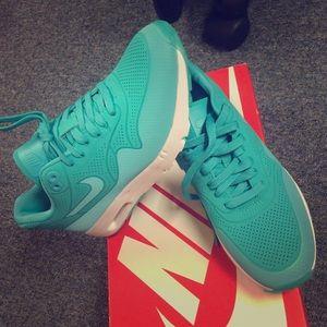 Nike shoe 100% new