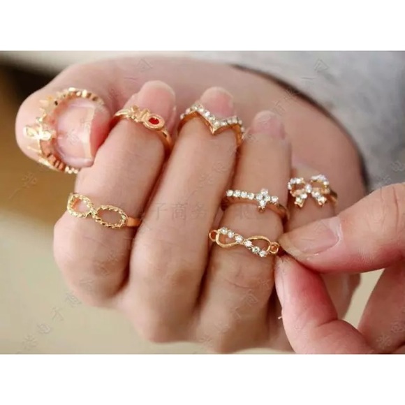NWT 7 piece gold ring set