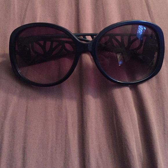 Navy blue sunglasses perfect for the summer.