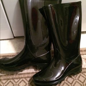 Black rubber rain boots