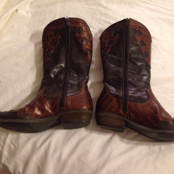 Bronzey brown boots!  So CUTE!