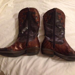 Bronzey brown boots!  So CUTE!