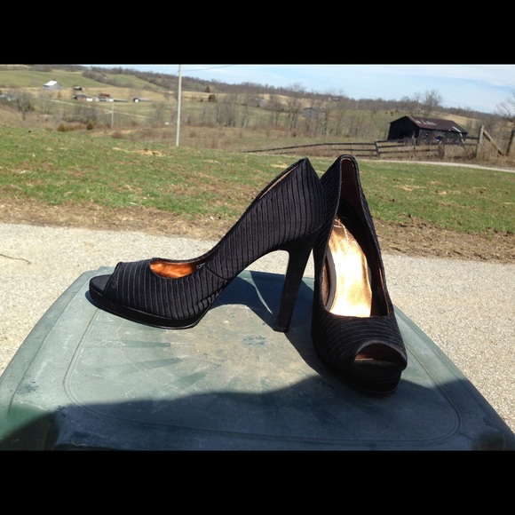 Black Jessica Simpson Heels - Picture 2 of 3