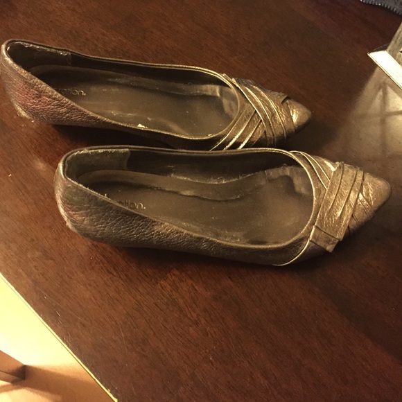 Flat dressy shoes