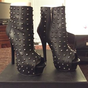 Rock & Republic Gabriel platform peep toe