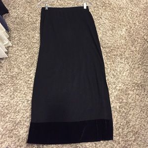Skirt with velvet detailing.