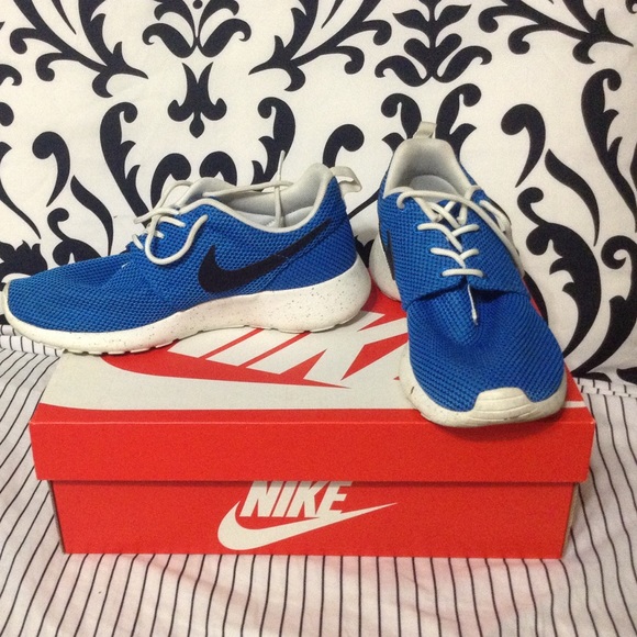 Blue nike roshe