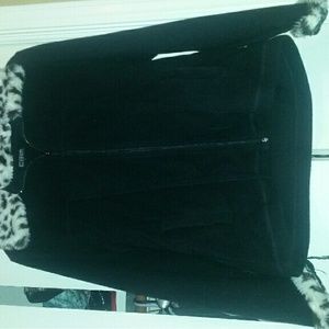 ❌SOLD❌Black cardigan with fur collar and cuffs